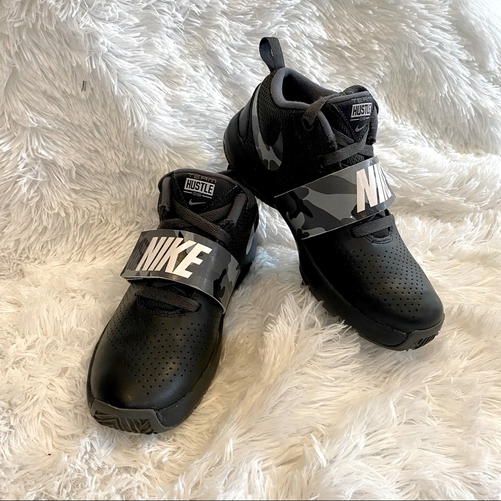KIDS’ NIKE HUSTLE D8 HIGH TOP CAMO STRAP & SWOOSH BASKETBALL SHOE SIZE 3Y EUC